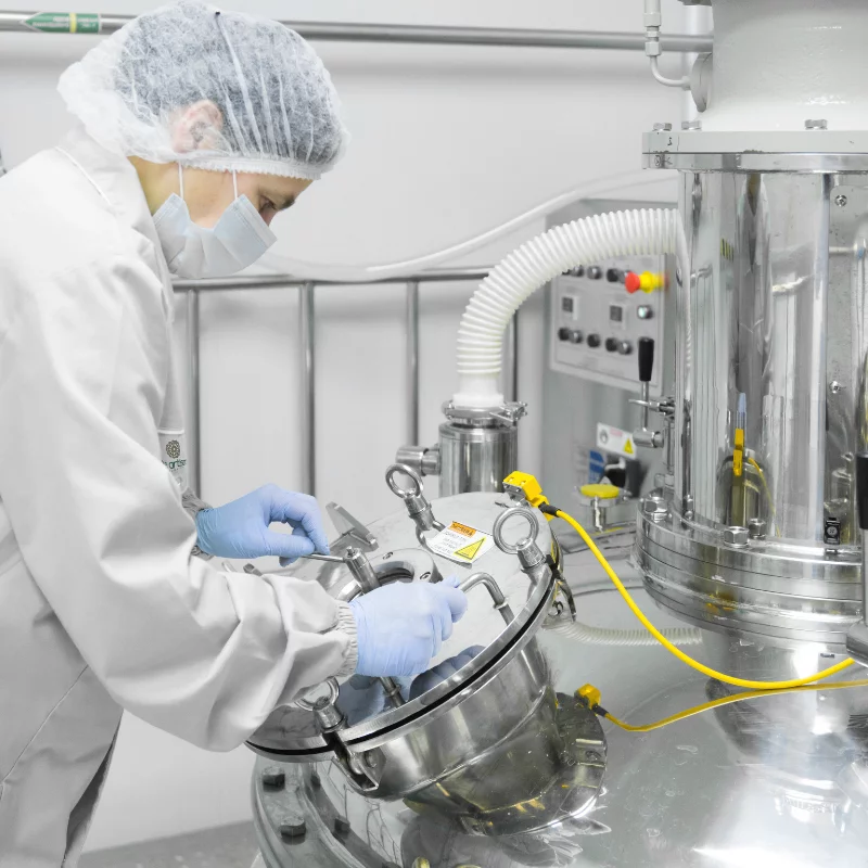 Travailleurs au laboratoire Be Artisan Maroc utilisant nos machines de production pour la fabrication de produits cosmétiques