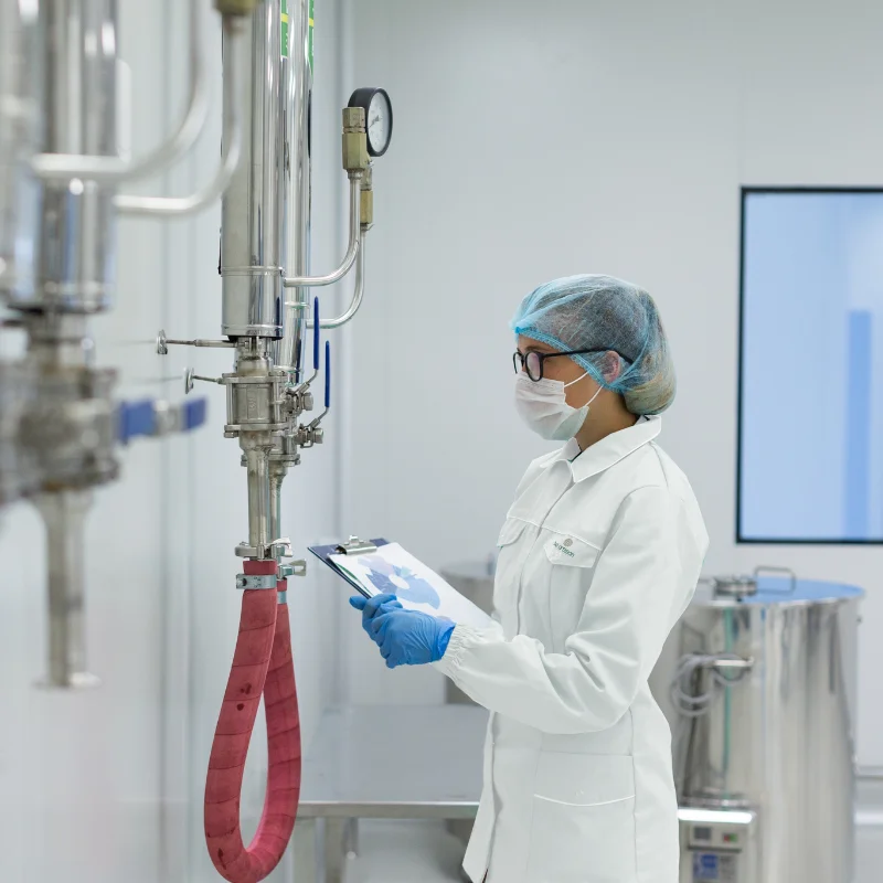 Technicien au laboratoire Be Artisan analysant la production de cosmétiques pour assurer la qualité